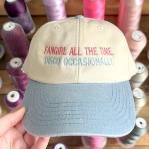 Gorra bordada "Fanática todo el tiempo, disco ocasionalmente"