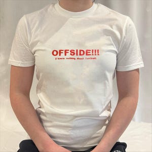 Camiseta bordada '¡FUERA DE JUEGO! (No sé nada de fútbol)', estilo Y2K Baby Tee