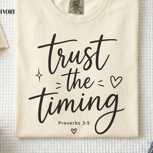 Trust the Timing Proverbs 3 5 christelijk T-shirt, comfortabele kleuren