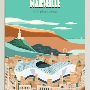 Peut inclure: Une affiche de voyage vintage de Marseille, France, avec le texte "MARSEILLE Cité phocéenne". L'illustration représente l'architecture de la ville, dont un stade, des bâtiments et un phare sur une colline, avec un ciel turquoise. Le style est rétro.