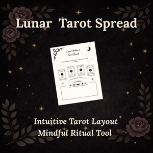 Könnte beinhalten: Schwarzer Hintergrund mit den weißen Worten "Lunar Tarot Spread" und "Intuitive Tarot Layout Mindful Ritual Tool". Ein weißes Blatt Papier mit einem Tarot-Layout in der Mitte, mit vier Kartenpositionen und Platz für Notizen.