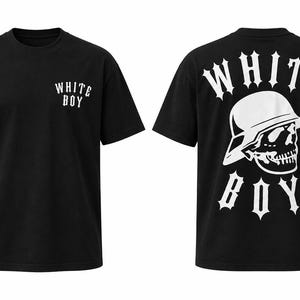 Könnte beinhalten: Ein schwarzes Kurzarm-T-Shirt mit dem weißen Schriftzug "WHITE BOY" auf der linken Brust. Die Rückseite des Shirts zeigt eine große weiße Grafik eines Schädels mit Helm, wobei der Schriftzug "WHITE BOY" über und unter dem Schädel gebogen ist.
