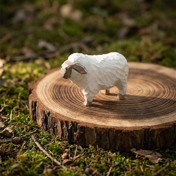 Ornement unique de mouton peint à la main, sculpture animalière d'art populaire, décoration de style scandinave, centre de table de Pâques, petit compagnon de bureau