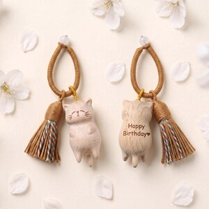 Lazy Cat Bag Charm, handgesneden houten sleutelhanger, hanger slaperige kat, schattige sleutelhanger met kwastje, cadeau kattenliefhebber, genezend accessoire, grappig kattenlabel afbeelding 3