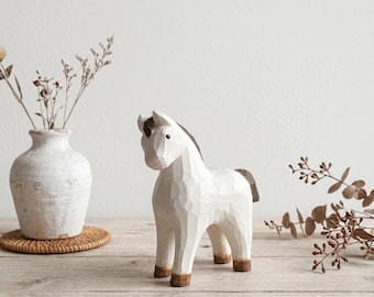 Weißes Pferd Holzfigur, Kopf Up Pose, Handgeschnitzte Schreibtischskulptur, Pferdeliebhaber Geschenk, Freiheitsgeist Dekor