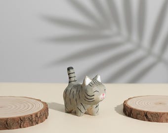 Escultura de Gato em Madeira Facetada | Gato Malhado Cinza Feliz | Ideal para Enfeitar Estantes, Escritórios e Mesas | Presente Exclusivo para Amantes de Gatos, Homenagem a Animais de Estimação, Decoração Felina