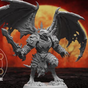 Puede incluir: Figura gris detallada de un demonio alado con una espada, sobre un fondo de fuego. El demonio está fuertemente blindado con detalles de calaveras y una expresión amenazante. El logo "ATLAN FORGE" es visible.