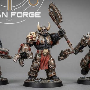 Puede incluir: Tres figuras en miniatura detalladas de guerreros orcos, cada una con armadura y armamento únicos. Las figuras están pintadas en tonos grises, marrones y rojos, con detalles intrincados. El texto "ATLAN FORGE" es visible.