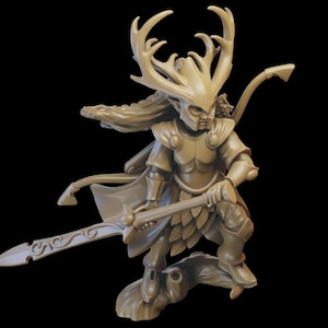 Peut inclure: Figurine détaillée d'un guerrier elfe, posant de manière dynamique. La figurine porte une armure et tient une épée et un arc. L'elfe a un casque avec de grands bois et des cheveux flottants. La figurine est de couleur beige clair sur fond noir.