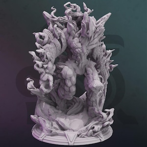 Könnte beinhalten: Graue 3D-gedruckte Fantasy-Kreatur-Skulptur. Die Figur hat ein strukturiertes, felsiges Aussehen mit fließenden, flammenartigen Elementen. Sie steht auf einem kreisförmigen Sockel mit geometrischem Design.