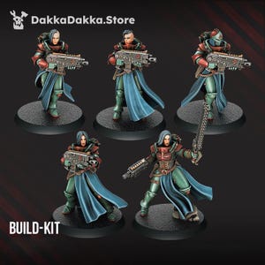Peut inclure: Cinq figurines miniatures de guerrières en armure turquoise, rouge et bronze, chacune tenant une arme. Les figurines sont sur des socles circulaires noirs. Le texte "BUILD-KIT" est en bas. Le logo DakkaDakka.Store est en haut.