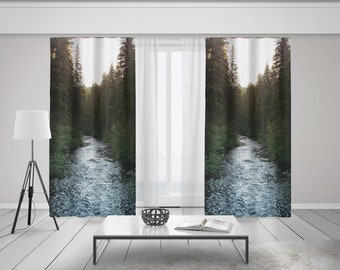 Gentle River-gordijnen - 50 x 84 inch, dennenbomen, huis met natuurthema, decor Montana