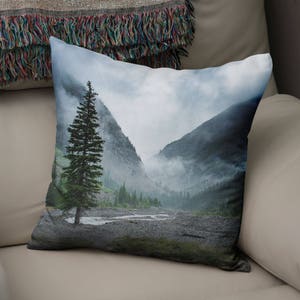 Kudde med dimmigt bergstall – Colorado Rocky Landscape Decor