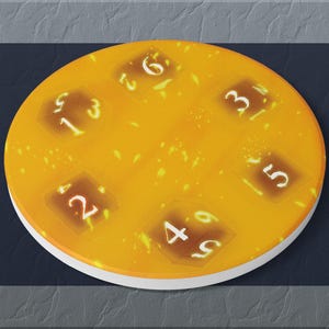 Peut inclure: Une tasse en céramique blanche avec une anse noire et le texte "But First, Coffee" en gras noir. La tasse est posée sur un fond neutre, soulignant son design simple.