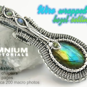Peut inclure: Un pendentif artisanal en fil d'argent avec une pierre précieuse irisée de forme ovale. Le pendentif présente un travail de filigrane complexe et le texte "Wire wrapped bezel setting". L'image comprend également le texte "IMNIUM TUTORIALS".