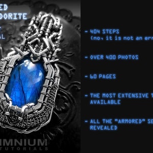 Può includere: Tutorial per ciondolo in labradorite corazzata. Il ciondolo ha una pietra blu incastonata in un filo d'argento. Il tutorial include 404 passaggi, oltre 400 foto e 60 pagine.