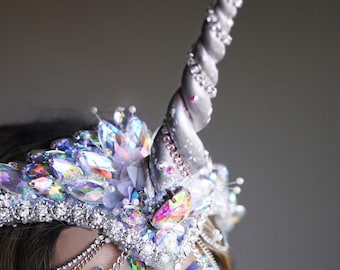 De magische Eenhoorn Hoornkroon in kristal aurora wit - hoofdtooi - schelpkroon - Crystal Crown - vrijgezellenfeest - babyshower - Op bestelling gemaakt