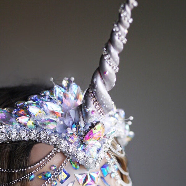 De magische Eenhoorn Hoornkroon in kristal aurora wit - hoofdtooi - festival - rave - vrijgezellenfeest - cosplay - luchtfoto - dans - halloween