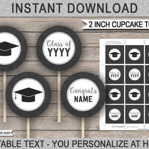 Puede incluir: Toppers de cupcake imprimibles de 5 cm para una fiesta de graduaci&oacute;n. Los toppers presentan un gorro de graduaci&oacute;n en blanco y negro, el texto "Class of YYYY" y "Congrats NAME".