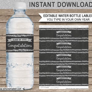 Puede incluir: Etiquetas de botella de agua editables con fondo de pizarra negra y luces de cadena blancas. Las etiquetas dicen "Clase de YYYY Felicitaciones".