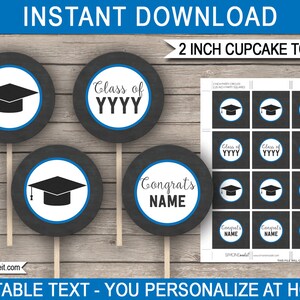 Pode incluir: Toppers de cupcake imprim&iacute;veis de 5 cm para uma festa de gradua&ccedil;&atilde;o. Os toppers apresentam um chap&eacute;u de formatura preto em um c&iacute;rculo branco com uma borda azul, e o texto "Class of YYYY" ou "Congrats NAME".