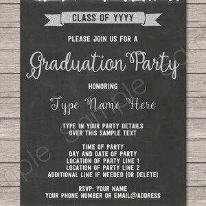 Puede incluir: Plantilla de invitaci&oacute;n editable para una fiesta de graduaci&oacute;n con fondo de pizarra y detalles de purpurina plateada. El texto dice "Clase de YYYY", "Por favor, &uacute;nase a nosotros para una fiesta de graduaci&oacute;n", "En honor a", "Escriba el nombre aqu&iacute;" y "Invitaci&oacute;n editable, Escriba su propio texto".