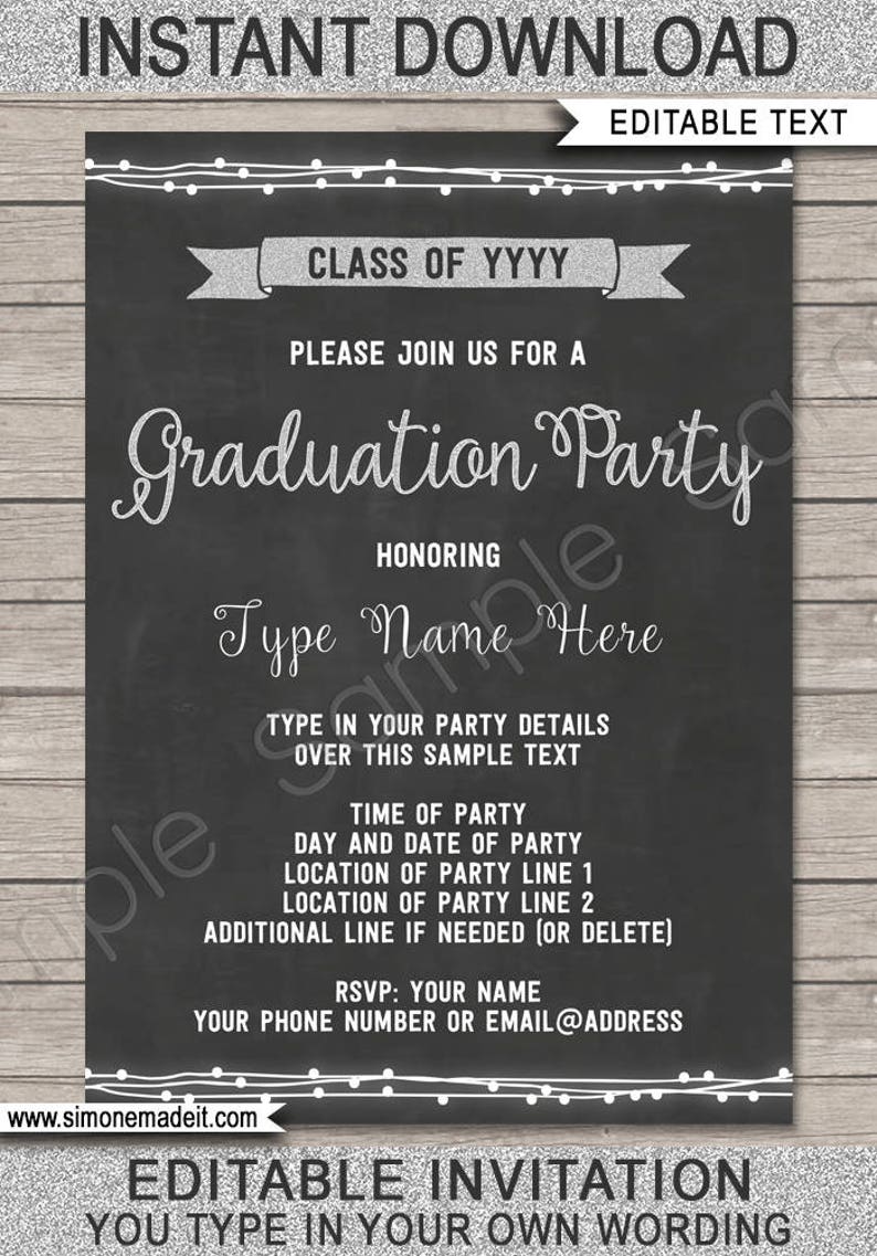 Puede incluir: Plantilla de invitaci&oacute;n editable para una fiesta de graduaci&oacute;n con fondo de pizarra y detalles de purpurina plateada. El texto dice "Clase de YYYY", "Por favor, &uacute;nase a nosotros para una fiesta de graduaci&oacute;n", "En honor a", "Escriba el nombre aqu&iacute;" y "Invitaci&oacute;n editable, Escriba su propio texto".
