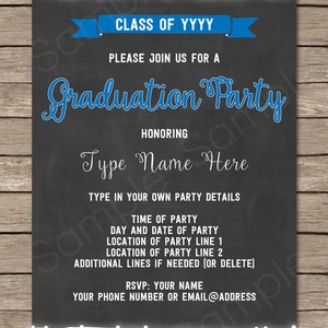 Pode incluir: Modelo de convite edit&aacute;vel para uma festa de gradua&ccedil;&atilde;o com um fundo de quadro-negro azul e branco. O texto diz "Classe de YYYY", "Festa de Gradua&ccedil;&atilde;o", "Em homenagem a", e "Digite o nome aqui". O modelo inclui espa&ccedil;o para adicionar a hora, a data, o local e as informa&ccedil;&otilde;es de RSVP.