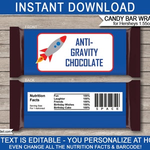 Puede incluir: Envoltorios de barra de caramelo imprimibles para barras de chocolate Hershey's de 1,55 onzas. Los envoltorios presentan un fondo azul con un cohete y el texto "Anti-Gravity Chocolate". La parte posterior del envoltorio tiene una etiqueta de información nutricional con un código de barras.