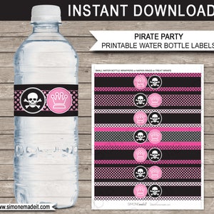 K&ouml;nnte beinhalten: Druckbare Wasserflaschenetiketten mit einem schwarz-rosa Tupfenmuster. Die Etiketten zeigen einen Totenkopf mit Knochen und eine Krone. Der Text "Pirate Party" befindet sich oben im Bild.