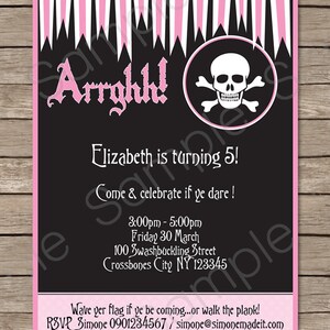Puede incluir: Una invitaci&oacute;n imprimible para una fiesta de cumplea&ntilde;os con tem&aacute;tica pirata. La invitaci&oacute;n presenta un gr&aacute;fico de calavera y huesos cruzados, el texto "Arrghh!" y las palabras "&iexcl;Elizabeth cumple 5! &iexcl;Ven y celebra si te atreves!" La invitaci&oacute;n incluye la fecha, la hora y la ubicaci&oacute;n de la fiesta. Tambi&eacute;n se incluye informaci&oacute;n de RSVP.