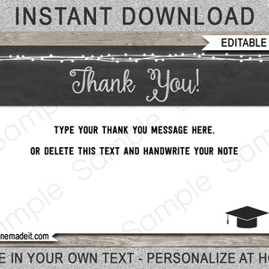 Puede incluir: Tarjeta de agradecimiento editable con fondo de pizarra y una cadena de luces blancas. El texto "&iexcl;Gracias!" est&aacute; escrito en blanco en la pizarra. La tarjeta tiene un espacio en blanco para un mensaje personalizado y un icono de gorro de graduaci&oacute;n.