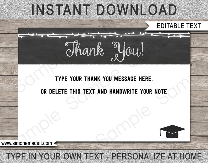Puede incluir: Tarjeta de agradecimiento editable con fondo de pizarra y una cadena de luces blancas. El texto "&iexcl;Gracias!" est&aacute; escrito en blanco en la pizarra. La tarjeta tiene un espacio en blanco para un mensaje personalizado y un icono de gorro de graduaci&oacute;n.