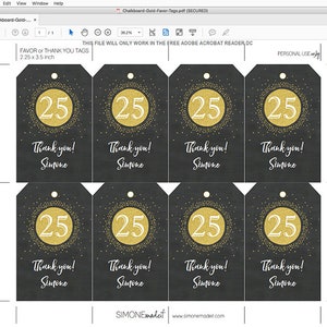 K&ouml;nnte beinhalten: Acht schwarze und goldene Geschenkanh&auml;nger mit der Zahl 25 in einem goldenen Kreis mit goldenem Glitzer. Der Text "Vielen Dank! Simone" ist unter der Zahl gedruckt. Die Anh&auml;nger sind 2,25 Zoll mal 3,5 Zoll gro&szlig;.