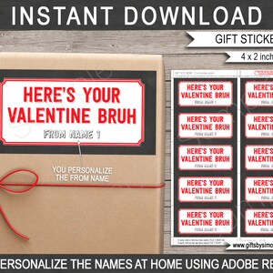 Op de afbeelding: Cadeaustickers met de tekst "HERE'S YOUR VALENTINE BRUH" in rood op een witte achtergrond, met een zwarte rand. De stickers zijn 10,16 cm x 5,08 cm groot. De afbeelding toont ook een ingepakt cadeau met een sticker.
