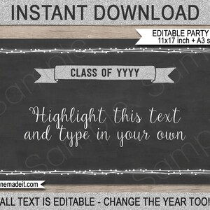 Puede incluir: Se&ntilde;al de fiesta de graduaci&oacute;n editable con fondo de pizarra negra y luces de cadena blancas. El letrero dice "Clase de YYYY" y "Resalta este texto y escribe el tuyo propio".