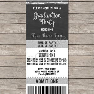 Puede incluir: Plantilla de invitaci&oacute;n editable para una fiesta de graduaci&oacute;n con un dise&ntilde;o de boleto VIP plateado y negro. El texto dice "Descarga instant&aacute;nea, Boleto VIP, &Uacute;nase a nosotros para una fiesta de graduaci&oacute;n, En honor a, Escriba el nombre aqu&iacute;, Hora de la fiesta, Fecha de la fiesta, L&iacute;nea de direcci&oacute;n 1, L&iacute;nea de direcci&oacute;n 2, L&iacute;nea de direcci&oacute;n 3, L&iacute;nea adicional si es necesario (o eliminar), L&iacute;nea adicional si es necesario (o eliminar), L&iacute;nea adicional si es necesario (o eliminar), RSVP: Su nombre, Su n&uacute;mero de tel&eacute;fono o Email@Direcci&oacute;n, Admitir uno, Graduaci&oacute;n, Invitaci&oacute;n editable, &iexcl;Escriba su propio texto!"