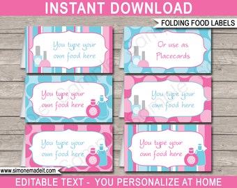 Op de afbeelding: Printbare, vouwbare voedsellabels met een roze en blauwe stippen- en strepenpatroon. De labels bevatten een nagellakflesje-afbeelding en de tekst "You type your own food here". De tekst "FOLDING FOOD LABELS" en "Or use as Placecards" is ook inbegrepen. De tekst "EDITABLE TEXT - YOU PERSONALIZE AT HOME" staat onderaan de afbeelding.