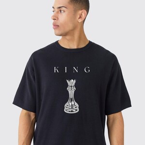King Chess Piece Grafik-T-Shirt Metallic Chrome Print King Move Unisex 100% Baumwolle Neuheit Geschenk T-Top