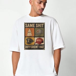 Peut inclure: Un t-shirt blanc à manches courtes avec une impression graphique portant le texte SAME SHIT DIFFERENT HAT. Le motif présente quatre carrés contenant des illustrations d'une cagoule blanche, d'une casquette grise, d'une casquette militaire noire et d'une casquette rouge.