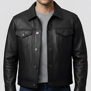 Puede incluir: Chaqueta de cuero negra con un diseño clásico. La chaqueta presenta un cuello, dos bolsillos en el pecho con cierre de botón y una botonadura frontal. La chaqueta tiene un corte entallado y está hecha de un material liso y brillante.