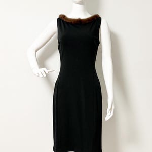 ヴィンテージゴールドラベルのCache LBD、ミンクの装飾が施された黒のシースドレス、アメリカ製