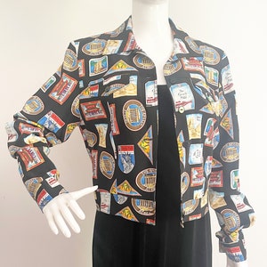 Könnte beinhalten: Ein Set aus drei Keramikbechern mit gesprenkelter, matter Oberfläche. Die Becher sind in den Farbtönen Creme, Hellgrau und Dunkelgrau gehalten. Jeder Becher hat ein schlichtes, minimalistisches Design, ideal für Kaffee oder Tee.