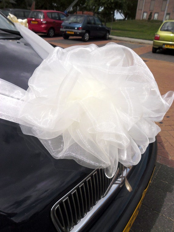 Mariage voiture décoration rubans d\u2019Organza et noeud. Décoration de voiture de mariage