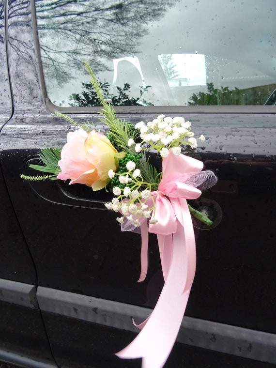 Décoration voiture mariage roses, chapeau et voile