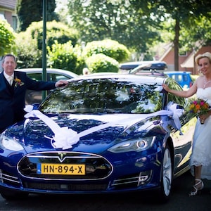 Decorazione per Auto da Matrimonio - Elegante Fiocco in Raso e Nastri per Auto Vintage & Moderne