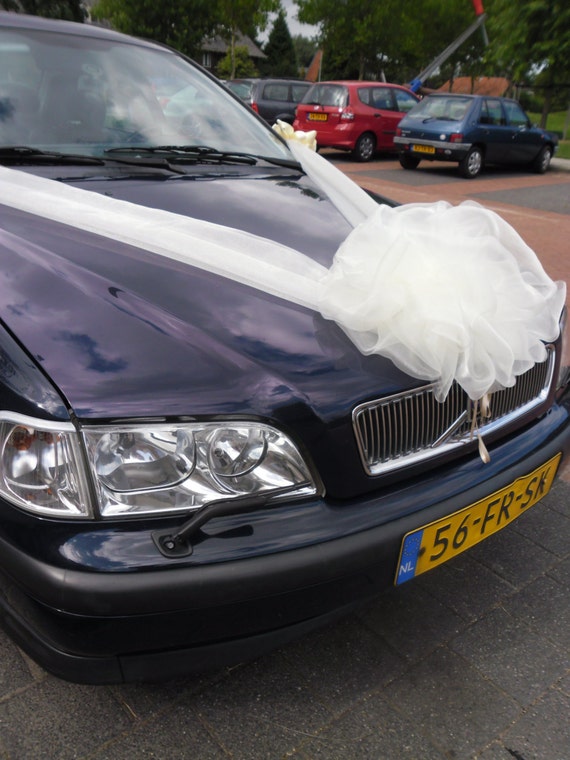 Mariage voiture décoration rubans dOrganza et noeud. Décoration de voiture  de mariage -  France
