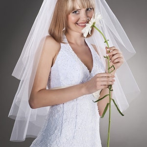 Bridal Veil Half-Circle Cut Wrist Length Model Daisy