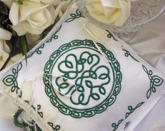 Oreiller d’anneau de mariage avec broderie de noeud celtique Coussin de porteur d’anneau vert Oreiller d’anneau brodé pour votre mariage irlandais Excellente idée de cadeau