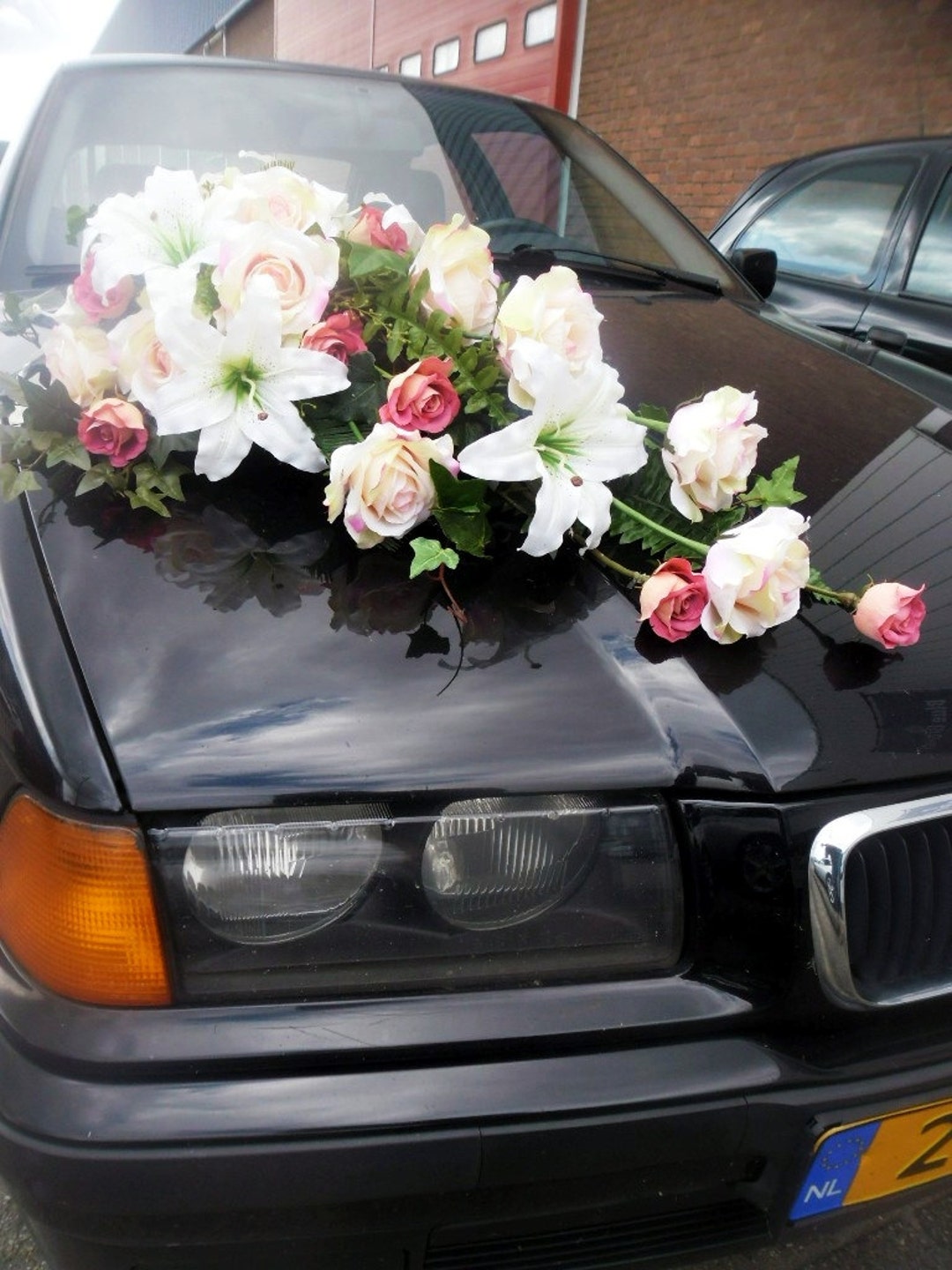 Composition de voiture de mariage chapeau voile et coeurs